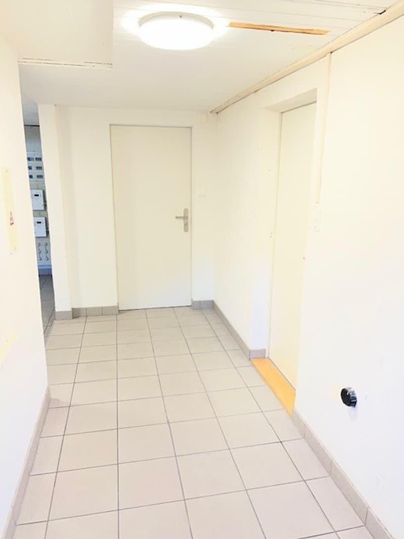 3 Bastelräume mit separatem WC/Lavabo im Untergeschoss zu verkaufen in Neuenegg (4)