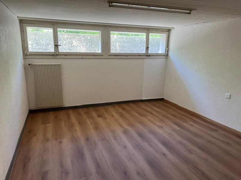 3 Bastelräume mit separatem WC/Lavabo im Untergeschoss zu verkaufen in Neuenegg (3)