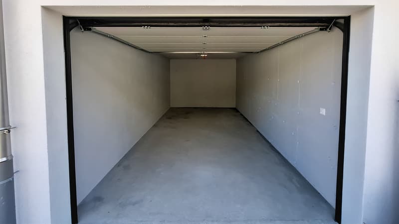 IN AFFITTO GRANDE GARAGE-BOX con 1 posto auto davanti SALQUENEN - SIERRE (2)