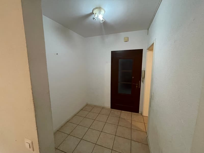 empty room, white walls, tiled floor, two lamps, a door and a small window