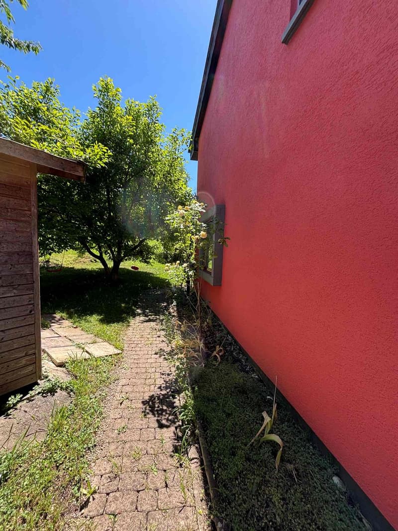 Charmant maison de famille de 5,5 pièces avec jardin d'hiver à Hersberg (16)