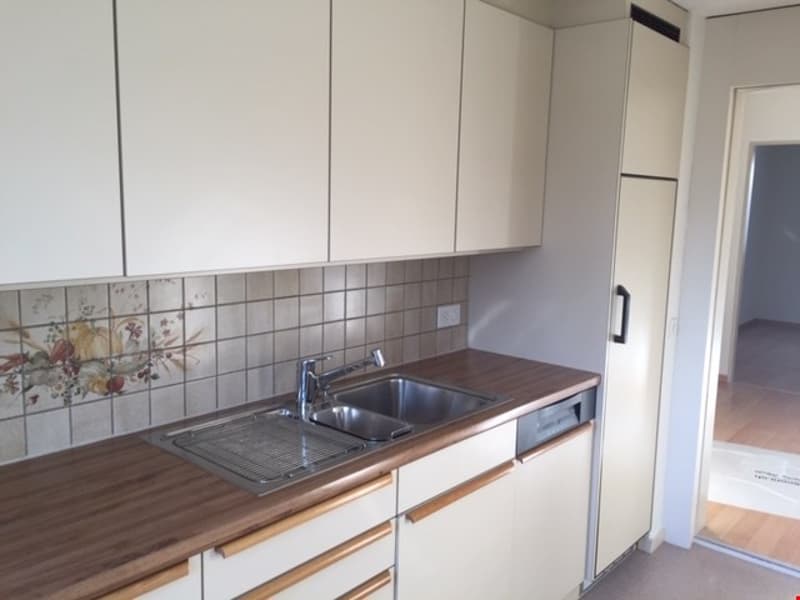 Küche mit Glaskeramik, GWM, Backofen, Kühlschrank mit Gefrierfach