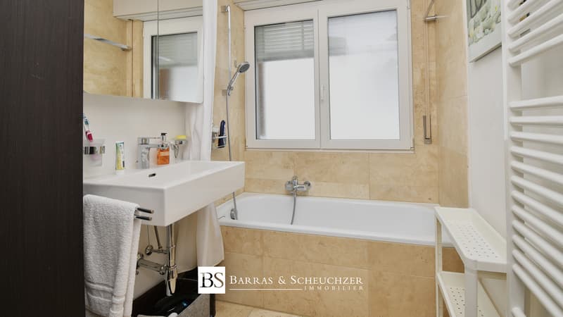 Salle de bain / a picture of a small bathroom with a white sink, tub and shower
