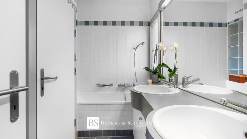 Salle de bain attenante à chambre 1