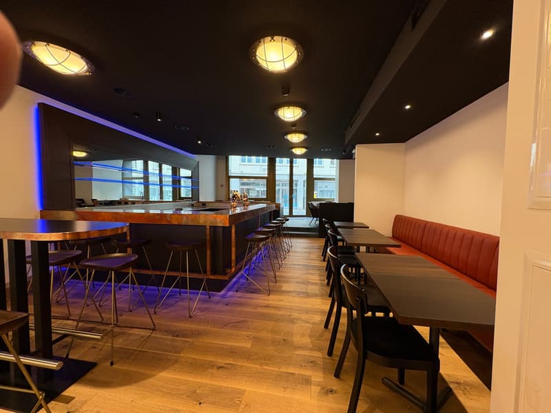 Nuovo bar arredato con stanza multifunzionale nel centro di Altdorf (1)