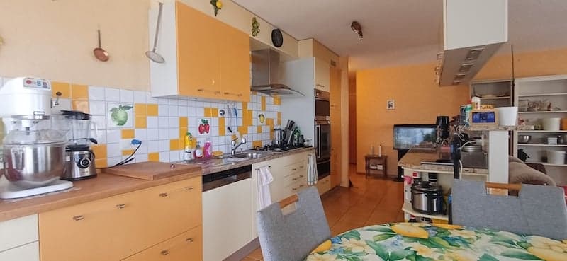 2 steps from everything. Superb apartment 4.5 rooms. 3 balconies, PP basement (2)