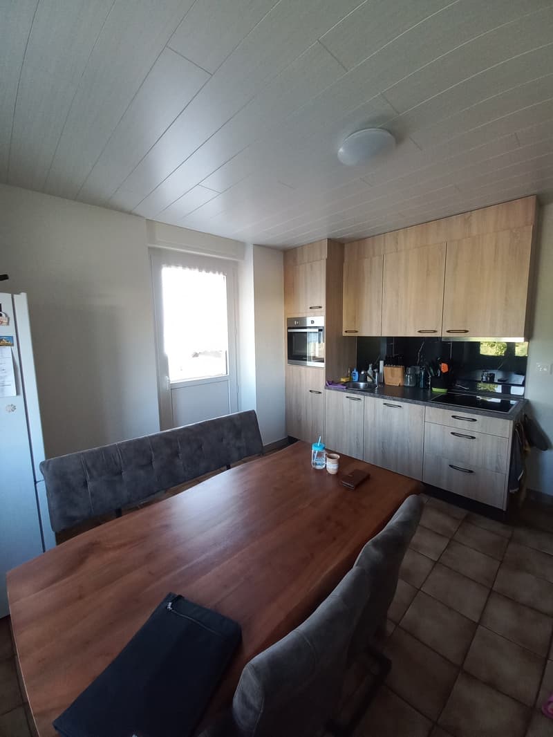 A vendre:  Maison avec magasin et deux appartements (6)
