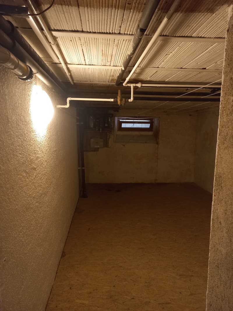A vendre:  Maison avec magasin et deux appartements (12)