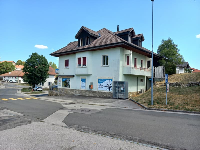 A vendre:  Maison avec magasin et deux appartements (2)