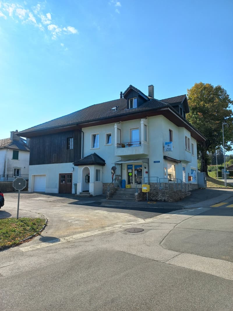 A vendre: Maison avec magasin et deux appartements (2)