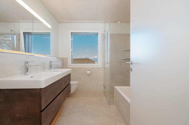 Bad mit Dusche, Badewanne Doppel Lavabo WC