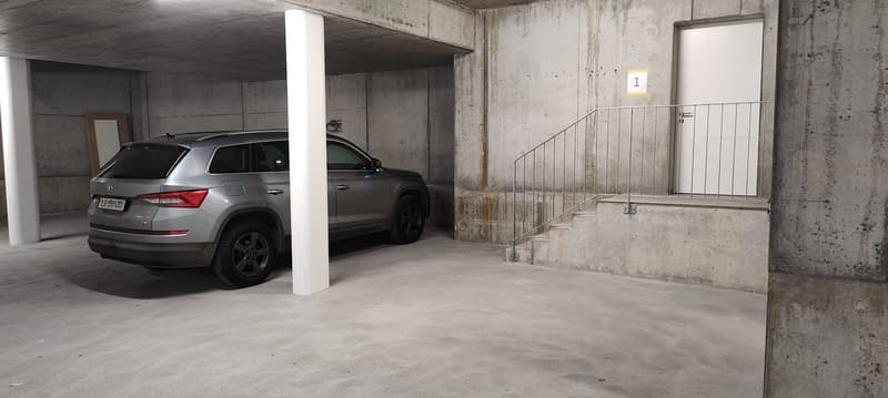 2 Tiefgaragen Parkplätze, Vorplatz und Eingang direkt zum Haus