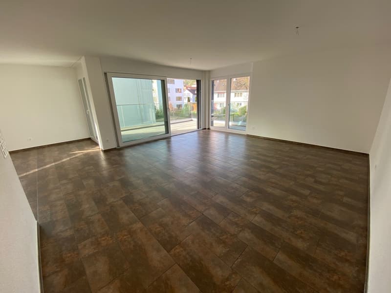 Wohnraum & Balkon gedeckt