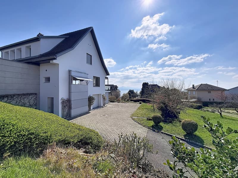Individual villa with 7.5 rooms and lake view (3)