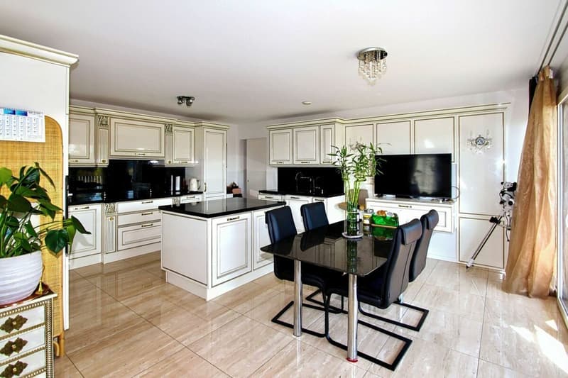 Space and light, just two steps from the lake and all amenities (2)