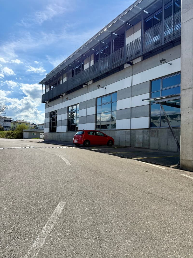 Espace de bureau moderne avec des pièces hautes et lumineuses et terrasse dans la zone industrielle d'Arbon (6)