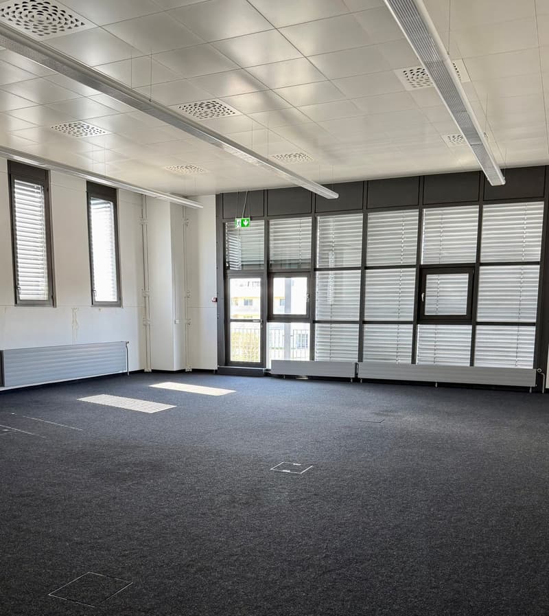 Espace de bureau moderne avec des pièces hautes et lumineuses et terrasse dans la zone industrielle d'Arbon (4)