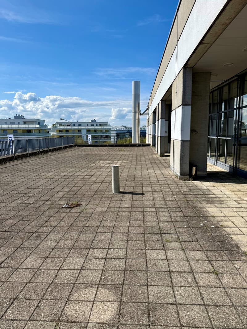 Espace de bureau moderne avec des pièces hautes et lumineuses et terrasse dans la zone industrielle d'Arbon (5)