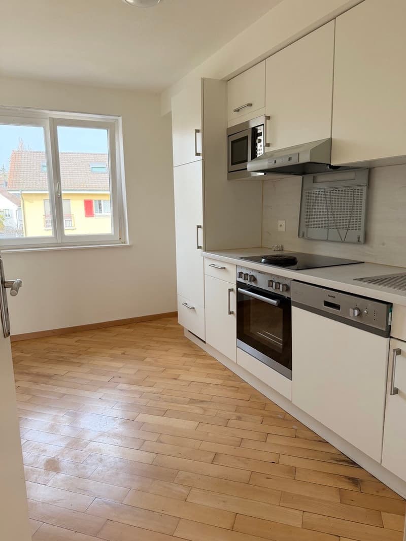 Moderne 3-Zimmer-Wohnung mit Balkon in Binningen (2)