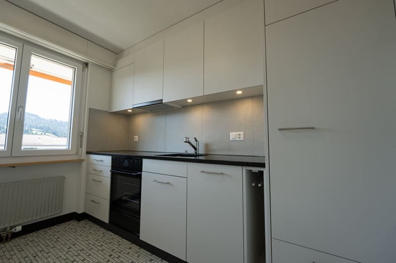 2.5-Zimmer-Wohnung mit Balkon und schöner Aussicht (3)