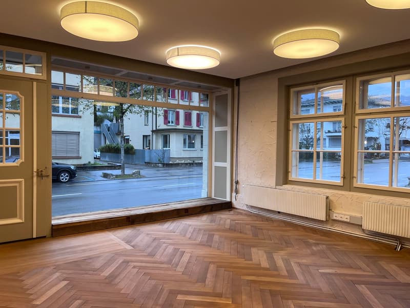 Spazio commerciale rinnovato in posizione privilegiata a Biel – ideale per salone, studio o ufficio (2)