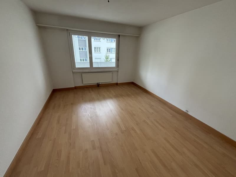 empty room, wooden floor, white walls, window, radiator
