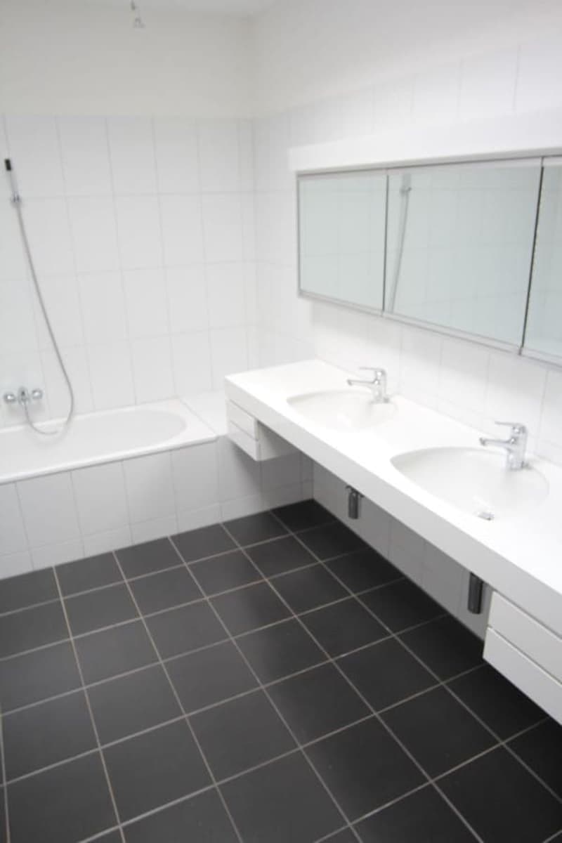 teilrenovierte 5.5-Attikazimmerwohnung an ruhiger Lage mit Aussen-Pool (4)