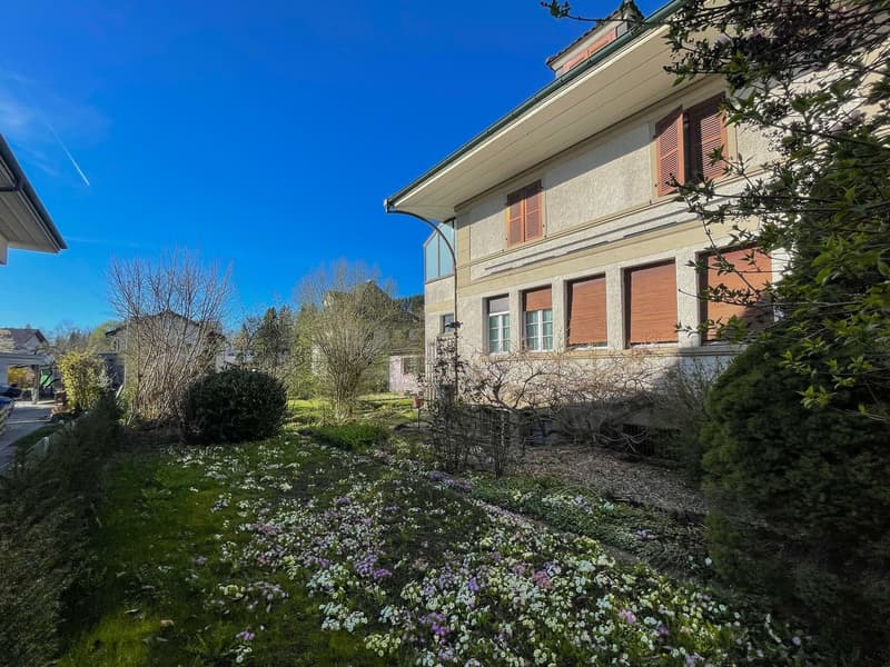 Ampio edificio residenziale e commerciale di 8,5 vani con riserva di terreno edificabile in posizione centrale (3)