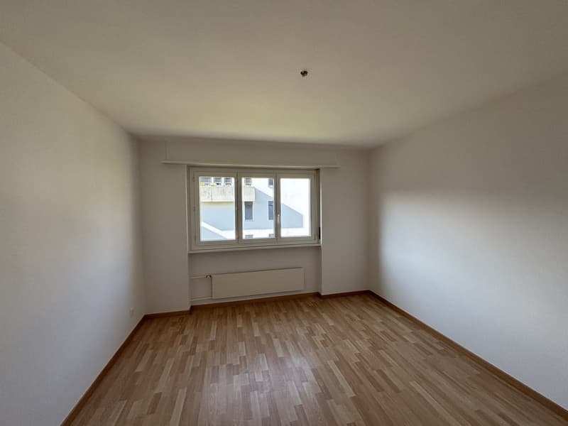 empty room, wooden floor, white walls, window, radiator