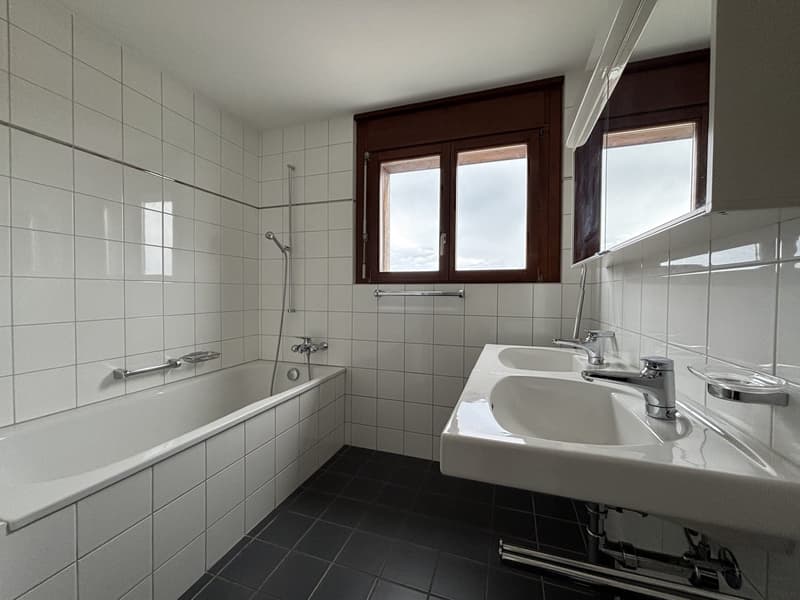 Appartamento di 4.5 locali con balcone e vista panoramica a Biel (12)