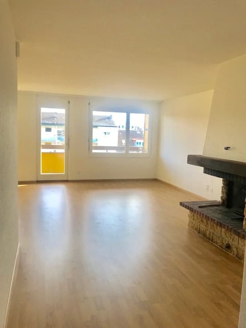 Appartamento 3.5 locali nel centro città con vista su Schüss (3)