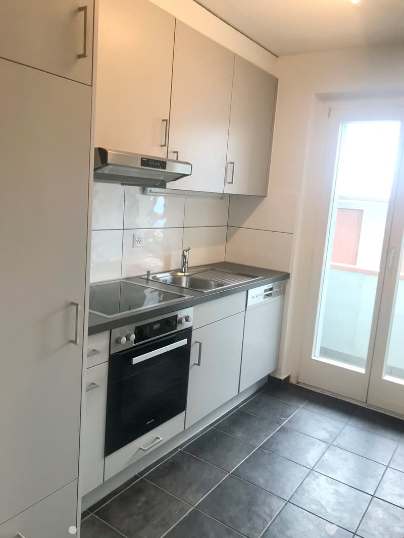 Grosszügige 2.5-Zimmer-Wohnung mit zwei Balkonen in Biel/Bienne (1)