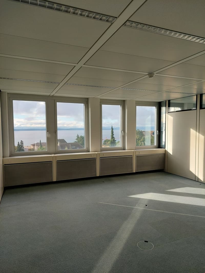 empty room, large windows, carpeted floor, central heating, view of the sea