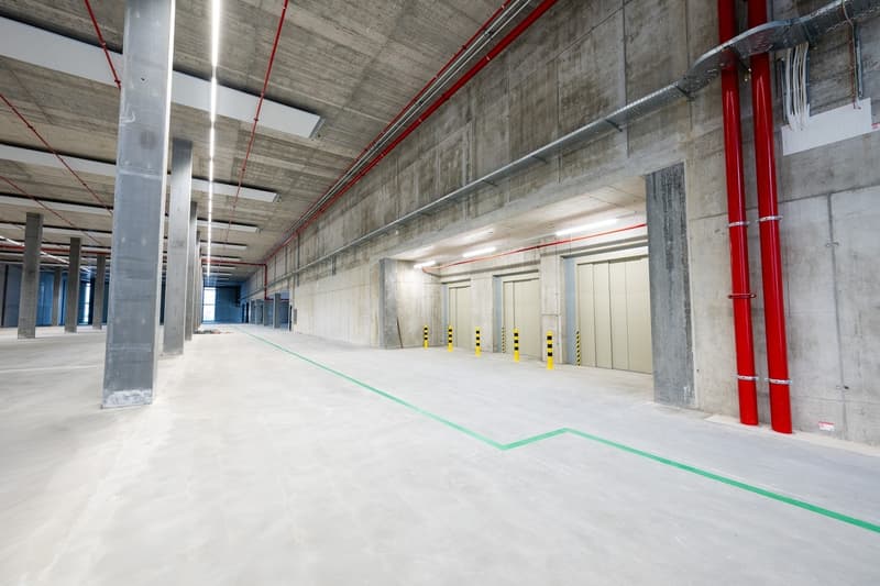 Modern warehouse or commercial space in a central location (2)