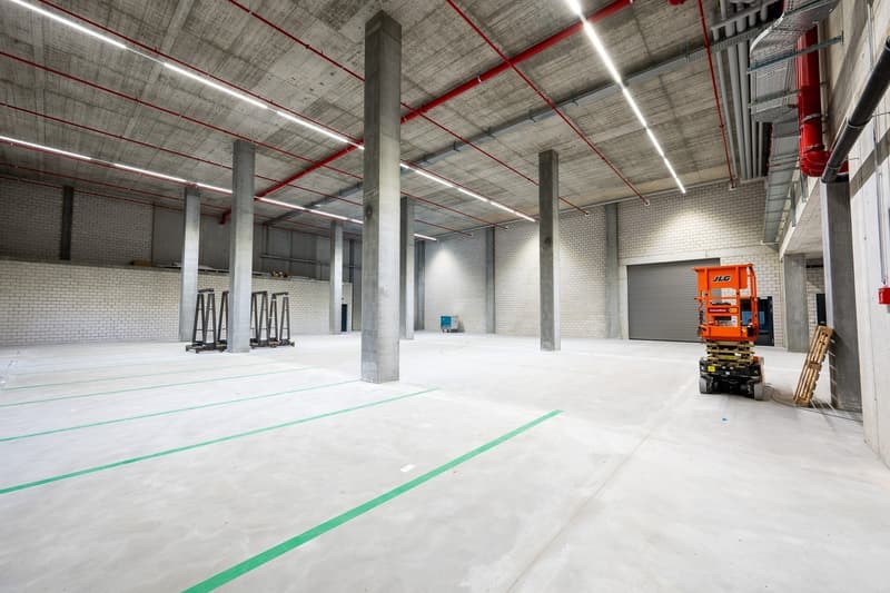Modern warehouse or commercial space in a central location (4)