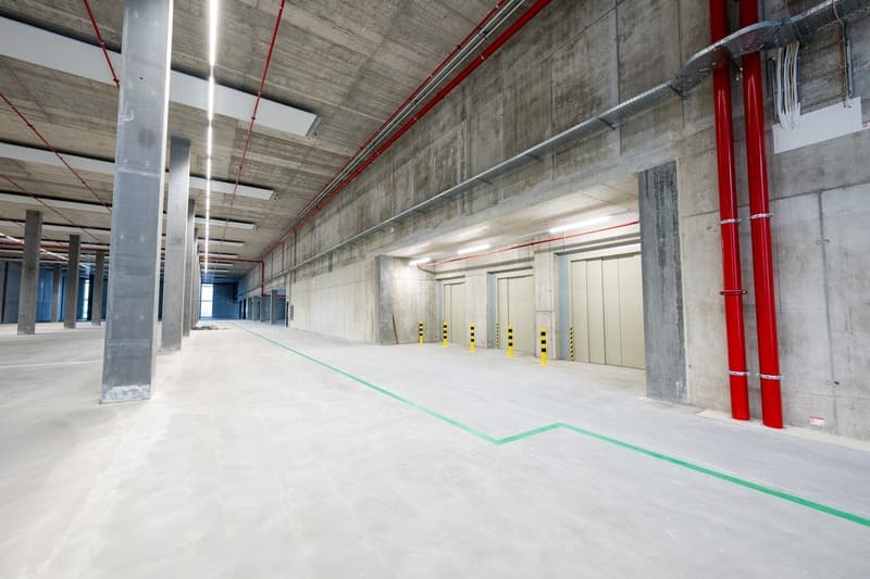 Modern warehouse or commercial space in a central location (2)