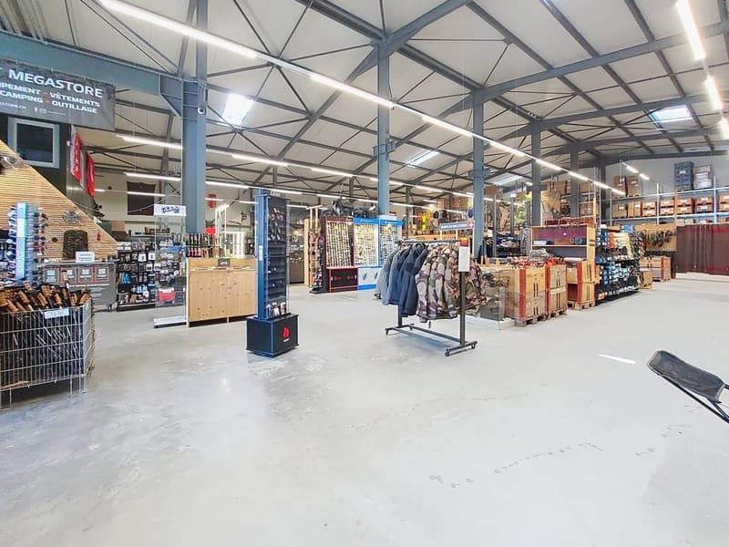 Sion, à louer 1 local de 355.50m2 dans un bâtiment industriel entièrement rénové. (6)