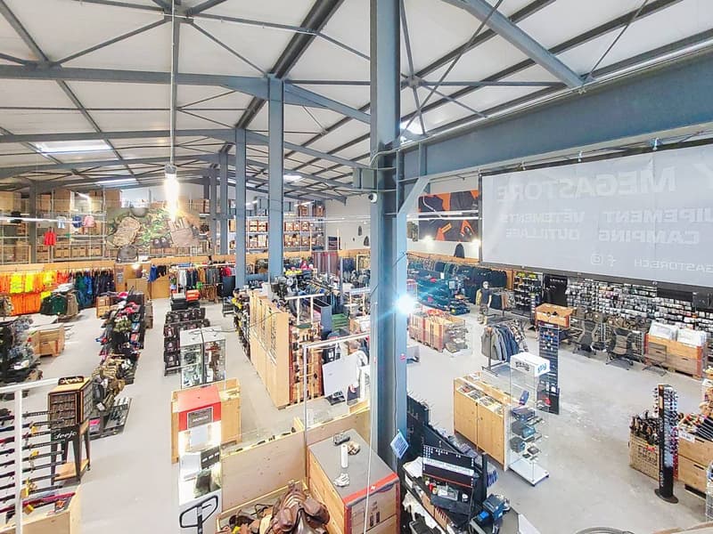 Sion, à louer 1 local de 355.50m2 dans un bâtiment industriel entièrement rénové. (4)