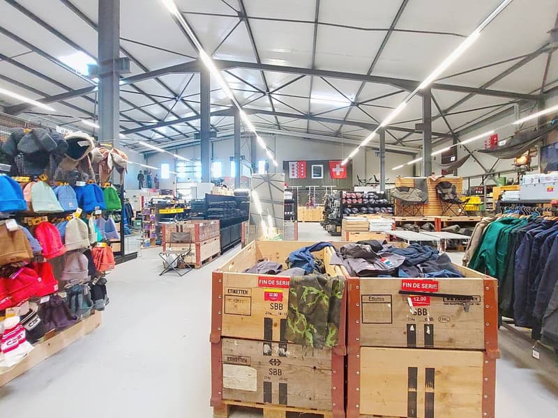 Sion, à louer 1 local de 355.50m2 dans un bâtiment industriel entièrement rénové. (7)