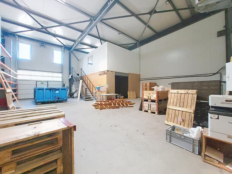 Sion, à louer 2 locaux de 297.60 m2 chacun dans un bâtiment industriel entièrement rénové. (10)