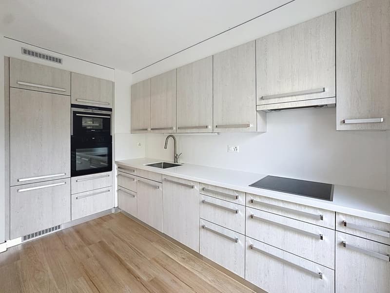 Sion – 2.5-Zimmer-Wohnung im Erdgeschoss mit privater Wiese und Garage-Box, nahe der Innenstadt (6)