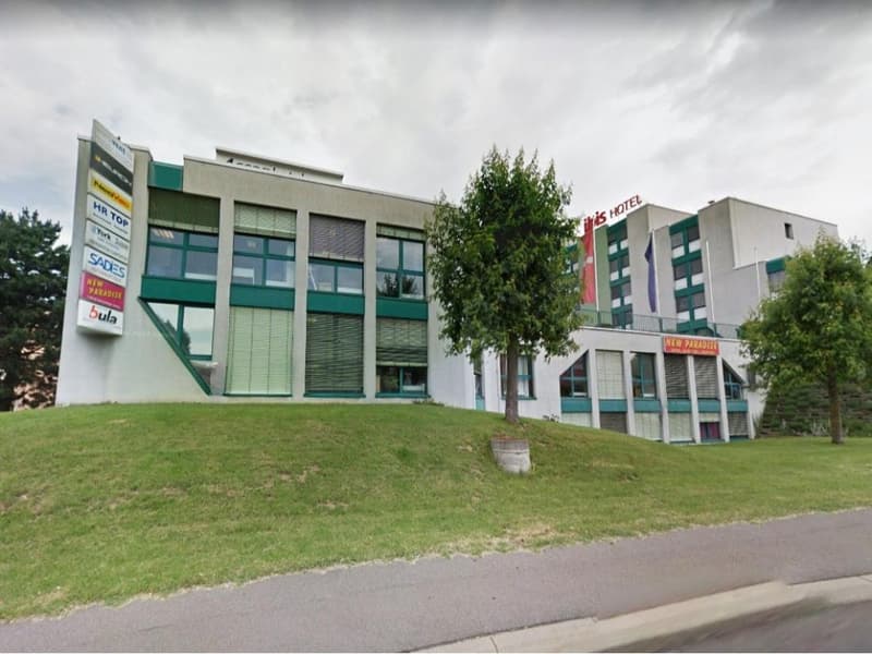 Crissier – Büro von 149 m² im Erdgeschoss, nahe dem Zentrum und den Autobahnanschlüssen (1)