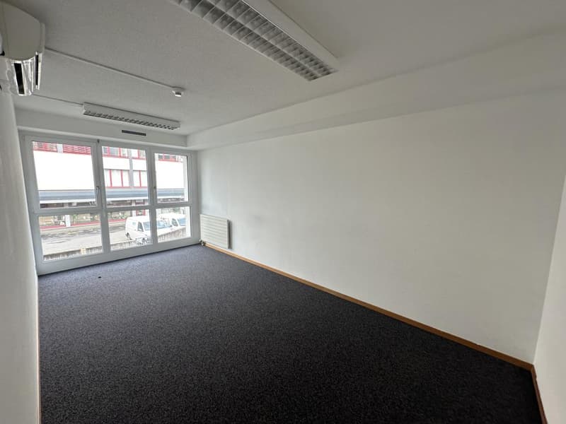Crissier – Büro von 149 m² im Erdgeschoss, nahe dem Zentrum und den Autobahnanschlüssen (9)