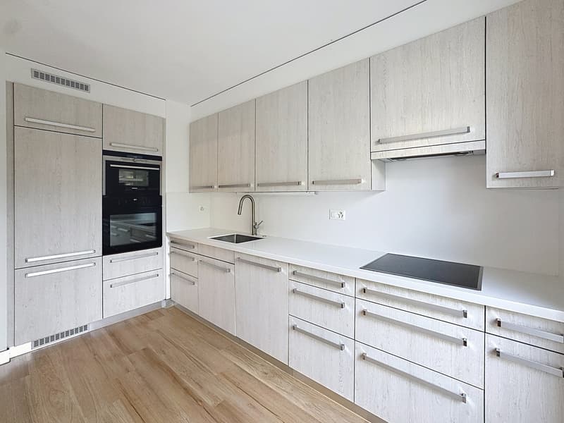 Sion – Appartamento di 2.5 locali al pian terreno con prato privato e garage-box, vicino al centro città (5)