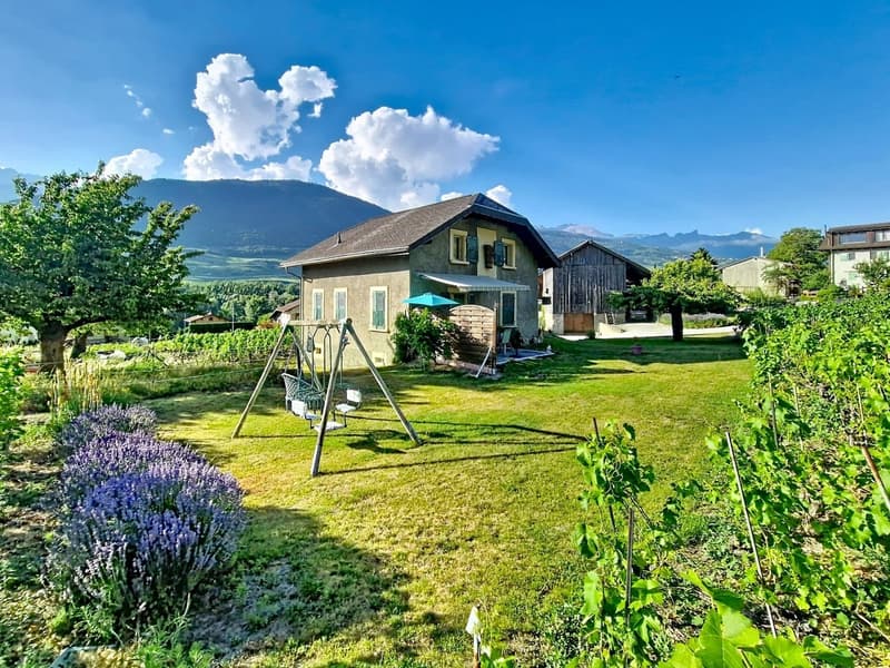 Pramagnon, maison familiale de 230m2 avec pelouse et places de parc extérieures (1)