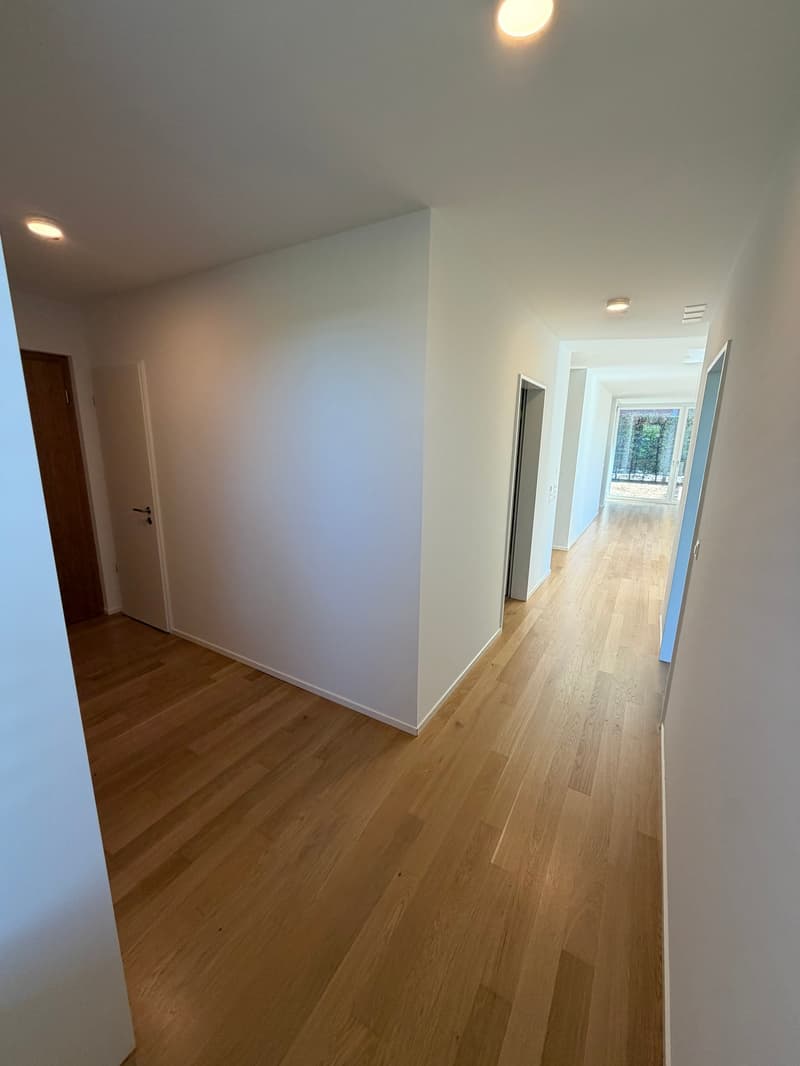Luxuriöse & barrierefreie 4.5-Zimmer-Wohnung mit eigenem Garten (3)
