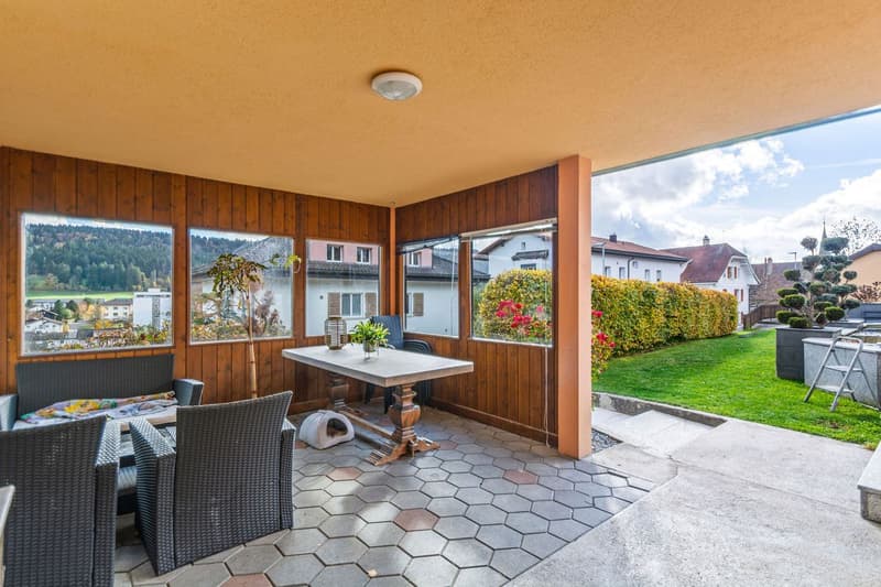 Casa con due appartamenti e 7 garage (4)
