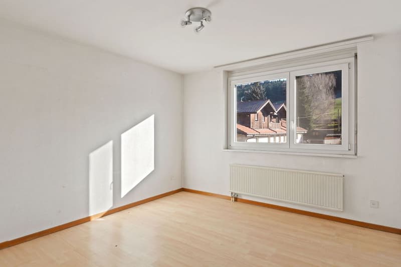 Appartamento di 4.5 locali PPE spazioso e accogliente con balcone, giardino comune e 3 posti auto (5)