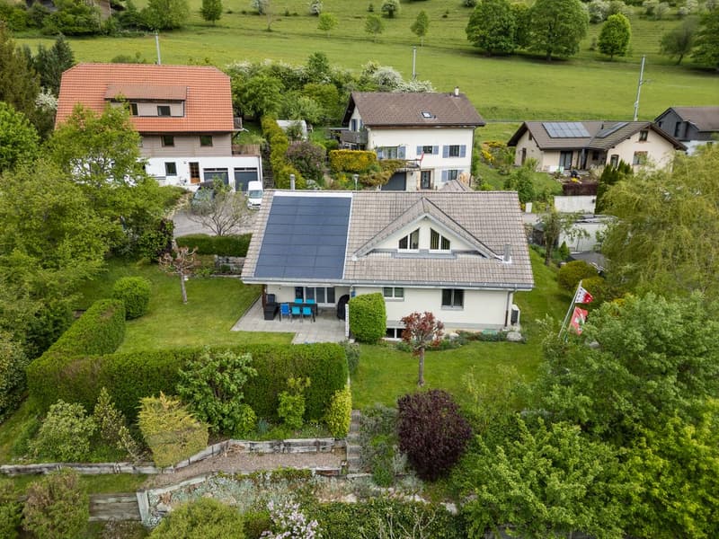 Charming individual house with large garden and open view (1)