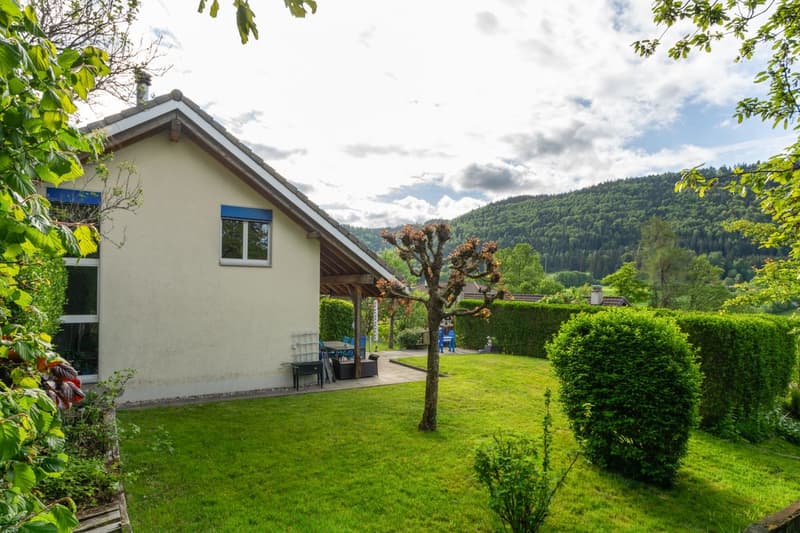 Charming individual house with large garden and open view (11)